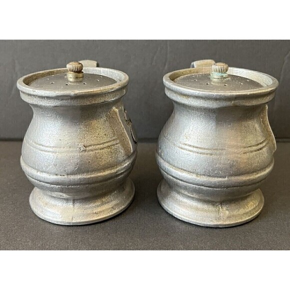 Wilton Armetale Pewter Salt and Pepper Shakers Plough Tavern Vintage RWP Metal - Picture 2 of 10